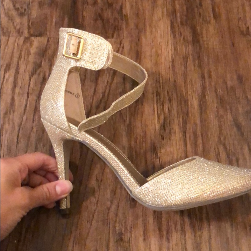 Women’s gold glitter pump